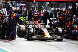 Max Verstappen (NLD) Red Bull Racing RB18 makes a pit stop. 02.10.2022. Formula 1 World Championship, Rd 17, Singapore Grand Prix, Marina Bay Street Circuit, Singapore, Race Day.