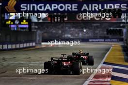 Sergio Perez (MEX) Red Bull Racing RB18 leads Charles Leclerc (MON) Ferrari F1-75. 02.10.2022. Formula 1 World Championship, Rd 17, Singapore Grand Prix, Marina Bay Street Circuit, Singapore, Race Day.