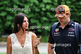 (L to R): Kelly Piquet (BRA) with her boyfriend Max Verstappen (NLD) Red Bull Racing. 01.10.2022. Formula 1 World Championship, Rd 17, Singapore Grand Prix, Marina Bay Street Circuit, Singapore, Qualifying Day.