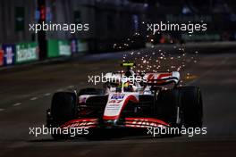 Mick Schumacher (GER) Haas VF-22 sends sparks flying. 01.10.2022. Formula 1 World Championship, Rd 17, Singapore Grand Prix, Marina Bay Street Circuit, Singapore, Qualifying Day.