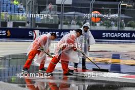 Circuit atmosphere - marshals sweep the circuit of rain water. 01.10.2022. Formula 1 World Championship, Rd 17, Singapore Grand Prix, Marina Bay Street Circuit, Singapore, Qualifying Day.