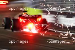 Max Verstappen (NLD) Red Bull Racing RB18 sends sparks flying. 01.10.2022. Formula 1 World Championship, Rd 17, Singapore Grand Prix, Marina Bay Street Circuit, Singapore, Qualifying Day.