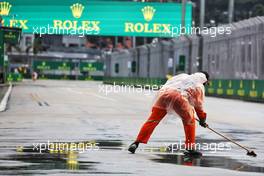 Circuit atmosphere - marshals sweep the circuit. 01.10.2022. Formula 1 World Championship, Rd 17, Singapore Grand Prix, Marina Bay Street Circuit, Singapore, Qualifying Day.