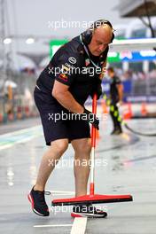 Red Bull Racing mechanic in the pits. 01.10.2022. Formula 1 World Championship, Rd 17, Singapore Grand Prix, Marina Bay Street Circuit, Singapore, Qualifying Day.