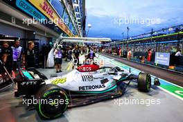 Lewis Hamilton (GBR) Mercedes AMG F1 W13 leaves the pits. 01.10.2022. Formula 1 World Championship, Rd 17, Singapore Grand Prix, Marina Bay Street Circuit, Singapore, Qualifying Day.