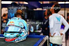 The helmet of Alexander Albon (THA) Williams Racing. 01.10.2022. Formula 1 World Championship, Rd 17, Singapore Grand Prix, Marina Bay Street Circuit, Singapore, Qualifying Day.