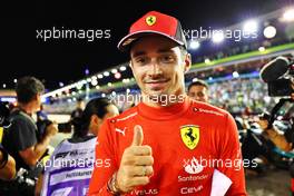 Charles Leclerc (MON) Ferrari celebrates his pole position in qualifying parc ferme. 01.10.2022. Formula 1 World Championship, Rd 17, Singapore Grand Prix, Marina Bay Street Circuit, Singapore, Qualifying Day.