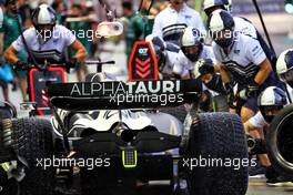 Pierre Gasly (FRA) AlphaTauri AT03 makes a pit stop. 01.10.2022. Formula 1 World Championship, Rd 17, Singapore Grand Prix, Marina Bay Street Circuit, Singapore, Qualifying Day.