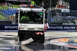 Street cleaner on the circuit. 01.10.2022. Formula 1 World Championship, Rd 17, Singapore Grand Prix, Marina Bay Street Circuit, Singapore, Qualifying Day.