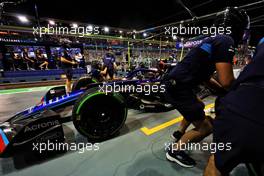 Nicholas Latifi (CDN) Williams Racing FW44 makes a pit stop. 01.10.2022. Formula 1 World Championship, Rd 17, Singapore Grand Prix, Marina Bay Street Circuit, Singapore, Qualifying Day.