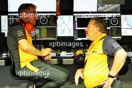 (L to R): Andreas Seidl, McLaren Managing Director with Zak Brown (USA) McLaren Executive Director. 01.10.2022. Formula 1 World Championship, Rd 17, Singapore Grand Prix, Marina Bay Street Circuit, Singapore, Qualifying Day.