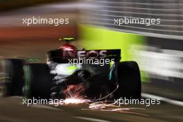 Lewis Hamilton (GBR) Mercedes AMG F1 W13 sends sparks flying. 01.10.2022. Formula 1 World Championship, Rd 17, Singapore Grand Prix, Marina Bay Street Circuit, Singapore, Qualifying Day.