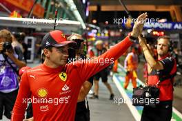 Charles Leclerc (MON) Ferrari celebrates his pole position in qualifying parc ferme. 01.10.2022. Formula 1 World Championship, Rd 17, Singapore Grand Prix, Marina Bay Street Circuit, Singapore, Qualifying Day.
