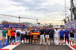 Fernando Alonso (ESP) Alpine F1 Team celebrates his 350th Grand Prix with his fellow drivers. 02.10.2022. Formula 1 World Championship, Rd 17, Singapore Grand Prix, Marina Bay Street Circuit, Singapore, Race Day.