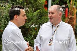 (L to R): Liam Parker (GBR) Director of Communications and Corporate Relations with Robert Reid (GBR) FIA Deputy President for Sport. 02.10.2022. Formula 1 World Championship, Rd 17, Singapore Grand Prix, Marina Bay Street Circuit, Singapore, Race Day.
