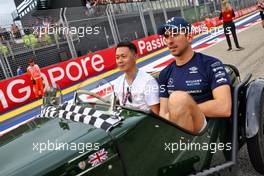 Nicholas Latifi (CDN) Williams Racing on the drivers parade. 02.10.2022. Formula 1 World Championship, Rd 17, Singapore Grand Prix, Marina Bay Street Circuit, Singapore, Race Day.