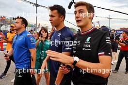 (L to R): Alexander Albon (THA) Williams Racing and George Russell (GBR) Mercedes AMG F1 on the drivers parade. 02.10.2022. Formula 1 World Championship, Rd 17, Singapore Grand Prix, Marina Bay Street Circuit, Singapore, Race Day.