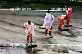 Circuit atmosphere - marshals sweep the circuit of rain water. 02.10.2022. Formula 1 World Championship, Rd 17, Singapore Grand Prix, Marina Bay Street Circuit, Singapore, Race Day.