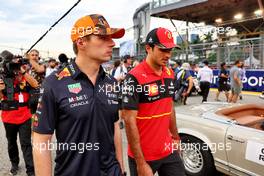 (L to R): Max Verstappen (NLD) Red Bull Racing and Carlos Sainz Jr (ESP) Ferrari on the drivers parade. 02.10.2022. Formula 1 World Championship, Rd 17, Singapore Grand Prix, Marina Bay Street Circuit, Singapore, Race Day.