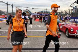 Daniel Ricciardo (AUS) McLaren and Sophie Ogg (GBR) McLaren Communications Director on the drivers parade. 02.10.2022. Formula 1 World Championship, Rd 17, Singapore Grand Prix, Marina Bay Street Circuit, Singapore, Race Day.