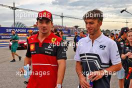 (L to R): Charles Leclerc (MON) Ferrari and Pierre Gasly (FRA) AlphaTauri on the drivers parade. 02.10.2022. Formula 1 World Championship, Rd 17, Singapore Grand Prix, Marina Bay Street Circuit, Singapore, Race Day.