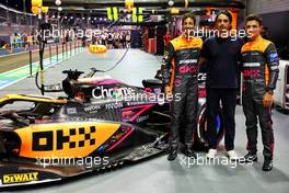 (L to R): Daniel Ricciardo (AUS) McLaren with Haider Rafique, Chief Marketing Officer, OKX and Lando Norris (GBR) McLaren - McLaren MCL36 livery reveal. 29.09.2022. Formula 1 World Championship, Rd 17, Singapore Grand Prix, Marina Bay Street Circuit, Singapore, Preparation Day.