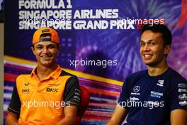 (L to R): Lando Norris (GBR) McLaren and Alexander Albon (THA) Williams Racing in the FIA Press Conference. 29.09.2022. Formula 1 World Championship, Rd 17, Singapore Grand Prix, Marina Bay Street Circuit, Singapore, Preparation Day.