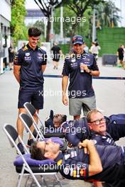 (L to R): Jo Canales, Red Bull Racing Personal Trainer with Sergio Perez (MEX) Red Bull Racing - Micah Richards (GBR) Former Professional Football Player; Alan Carr (GBR) Comedian; and Jamie Redknapp (GBR) Former Professional Football Player. 29.09.2022. Formula 1 World Championship, Rd 17, Singapore Grand Prix, Marina Bay Street Circuit, Singapore, Preparation Day.
