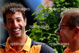 (L to R): Daniel Ricciardo (AUS) McLaren with Andreas Seidl, McLaren Managing Director. 29.09.2022. Formula 1 World Championship, Rd 17, Singapore Grand Prix, Marina Bay Street Circuit, Singapore, Preparation Day.