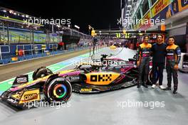(L to R): Daniel Ricciardo (AUS) McLaren with Haider Rafique, Chief Marketing Officer, OKX and Lando Norris (GBR) McLaren - McLaren MCL36 livery reveal. 29.09.2022. Formula 1 World Championship, Rd 17, Singapore Grand Prix, Marina Bay Street Circuit, Singapore, Preparation Day.
