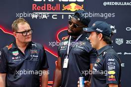 (L to R): Alan Carr (GBR) Comedian with Micah Richards (GBR) Former Professional Football Player and Sergio Perez (MEX) Red Bull Racing. 29.09.2022. Formula 1 World Championship, Rd 17, Singapore Grand Prix, Marina Bay Street Circuit, Singapore, Preparation Day.