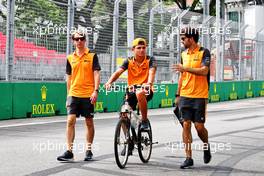 Lando Norris (GBR) McLaren rides the circuit with the team. 29.09.2022. Formula 1 World Championship, Rd 17, Singapore Grand Prix, Marina Bay Street Circuit, Singapore, Preparation Day.