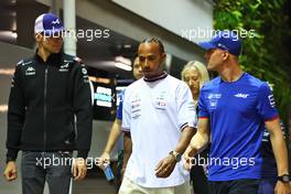 (L to R): Esteban Ocon (FRA) Alpine F1 Team with Lewis Hamilton (GBR) Mercedes AMG F1 and Mick Schumacher (GER) Haas F1 Team. 29.09.2022. Formula 1 World Championship, Rd 17, Singapore Grand Prix, Marina Bay Street Circuit, Singapore, Preparation Day.