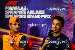 (L to R): Lando Norris (GBR) McLaren and Alexander Albon (THA) Williams Racing in the FIA Press Conference. 29.09.2022. Formula 1 World Championship, Rd 17, Singapore Grand Prix, Marina Bay Street Circuit, Singapore, Preparation Day.
