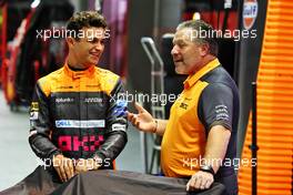 (L to R): Lando Norris (GBR) McLaren with Zak Brown (USA) McLaren Executive Director. 29.09.2022. Formula 1 World Championship, Rd 17, Singapore Grand Prix, Marina Bay Street Circuit, Singapore, Preparation Day.