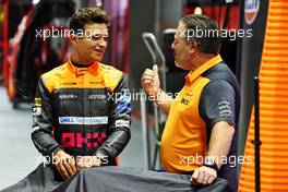 (L to R): Lando Norris (GBR) McLaren with Zak Brown (USA) McLaren Executive Director. 29.09.2022. Formula 1 World Championship, Rd 17, Singapore Grand Prix, Marina Bay Street Circuit, Singapore, Preparation Day.