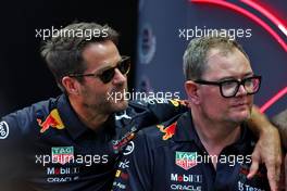 (L to R): Jamie Redknapp (GBR) Former Professional Football Player and Alan Carr (GBR) Comedian. 29.09.2022. Formula 1 World Championship, Rd 17, Singapore Grand Prix, Marina Bay Street Circuit, Singapore, Preparation Day.