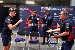 (L to R): Jo Canales, Red Bull Racing Personal Trainer with Alan Carr (GBR) Comedian. 29.09.2022. Formula 1 World Championship, Rd 17, Singapore Grand Prix, Marina Bay Street Circuit, Singapore, Preparation Day.