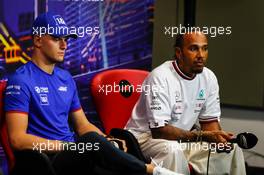 (L to R): Mick Schumacher (GER) Haas F1 Team and Lewis Hamilton (GBR) Mercedes AMG F1 in the FIA Press Conference. 29.09.2022. Formula 1 World Championship, Rd 17, Singapore Grand Prix, Marina Bay Street Circuit, Singapore, Preparation Day.