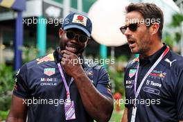 (L to R): Micah Richards (GBR) Former Professional Football Player with Jamie Redknapp (GBR) Former Professional Football Player. 29.09.2022. Formula 1 World Championship, Rd 17, Singapore Grand Prix, Marina Bay Street Circuit, Singapore, Preparation Day.