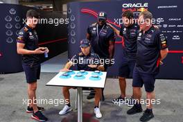 Sergio Perez (MEX) Red Bull Racing with Jo Canales, Red Bull Racing Personal Trainer; Micah Richards (GBR) Former Professional Football Player; Jamie Redknapp (GBR) Former Professional Football Player; and Alan Carr (GBR) Comedian. 29.09.2022. Formula 1 World Championship, Rd 17, Singapore Grand Prix, Marina Bay Street Circuit, Singapore, Preparation Day.