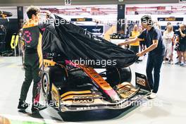 Daniel Ricciardo (AUS) McLaren with Haider Rafique, Chief Marketing Officer, OKX - McLaren MCL36 livery reveal. 29.09.2022. Formula 1 World Championship, Rd 17, Singapore Grand Prix, Marina Bay Street Circuit, Singapore, Preparation Day.