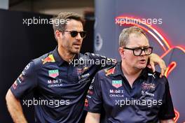 (L to R): Jamie Redknapp (GBR) Former Professional Football Player with Alan Carr (GBR) Comedian. 29.09.2022. Formula 1 World Championship, Rd 17, Singapore Grand Prix, Marina Bay Street Circuit, Singapore, Preparation Day.