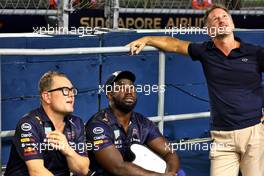 (L to R): Alan Carr (GBR) Comedian with Micah Richards (GBR) Former Professional Football Player and Christian Horner (GBR) Red Bull Racing Team Principal. 29.09.2022. Formula 1 World Championship, Rd 17, Singapore Grand Prix, Marina Bay Street Circuit, Singapore, Preparation Day.