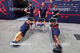 Jamie Redknapp (GBR) Former Professional Football Player and Micah Richards (GBR) Former Professional Football Player with (L to R): Jo Canales, Red Bull Racing Personal Trainer; Alan Carr (GBR) Comedian; and Sergio Perez (MEX) Red Bull Racing. 29.09.2022. Formula 1 World Championship, Rd 17, Singapore Grand Prix, Marina Bay Street Circuit, Singapore, Preparation Day.