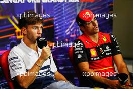 (L to R): Pierre Gasly (FRA) AlphaTauri and Carlos Sainz Jr (ESP) Ferrari in the FIA Press Conference. 29.09.2022. Formula 1 World Championship, Rd 17, Singapore Grand Prix, Marina Bay Street Circuit, Singapore, Preparation Day.