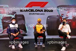 (L to R): Pierre Gasly (FRA) AlphaTauri; Lando Norris (GBR) McLaren; and George Russell (GBR) Mercedes AMG F1 in the FIA Press Conference. 25.02.2022. Formula One Testing, Day Three, Barcelona, Spain. Friday.