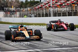 Daniel Ricciardo (AUS) McLaren MCL36 and Carlos Sainz Jr (ESP) Ferrari F1-75. 25.02.2022. Formula One Testing, Day Three, Barcelona, Spain. Friday.