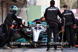 Lewis Hamilton (GBR) Mercedes AMG F1 W13 practices a pit stop. 25.02.2022. Formula One Testing, Day Three, Barcelona, Spain. Friday.
