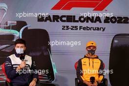 (L to R): Pierre Gasly (FRA) AlphaTauri and Lando Norris (GBR) McLaren in the FIA Press Conference. 25.02.2022. Formula One Testing, Day Three, Barcelona, Spain. Friday.